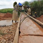 Women in the eastern Democratic Republic of Congo at Iga Barrière in Ituri, sifting through the tailings of an old gold colonial mine site © Guy Oliver / IRIN